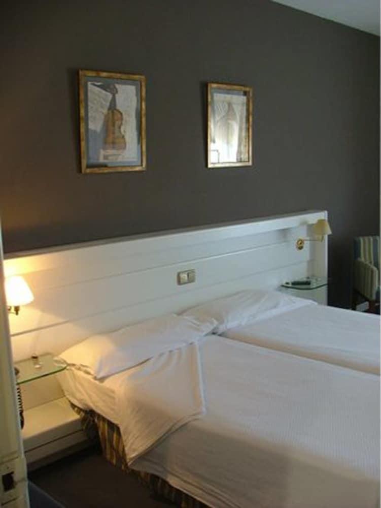 Hotel Las Cigueenas Trujillo Eksteriør billede
